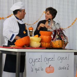 20-octobre-2012-jour-de-la-citrouille-et-lExtra-Life-Louise-et-le-gagnant-300x300